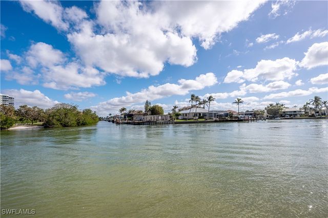 11118 Gulfshore 203, Naples, FL 34108