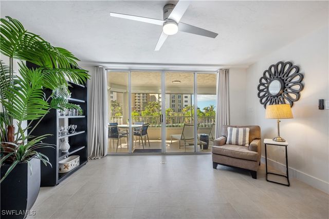 11118 Gulfshore 203, Naples, FL 34108