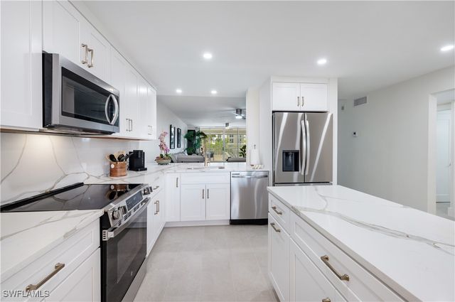 11118 Gulfshore 203, Naples, FL 34108