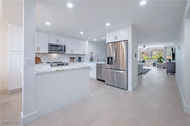 11118 Gulfshore 203, Naples, FL 34108