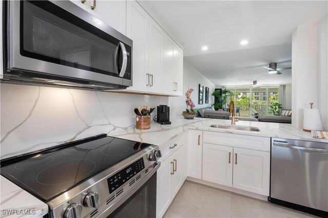 11118 Gulfshore 203, Naples, FL 34108