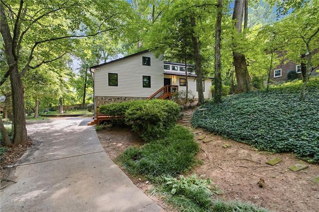 2490 Stoney Brook Lane NE, Marietta, GA 30062