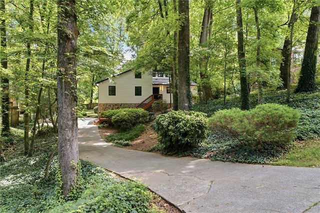 2490 Stoney Brook Lane NE, Marietta, GA 30062