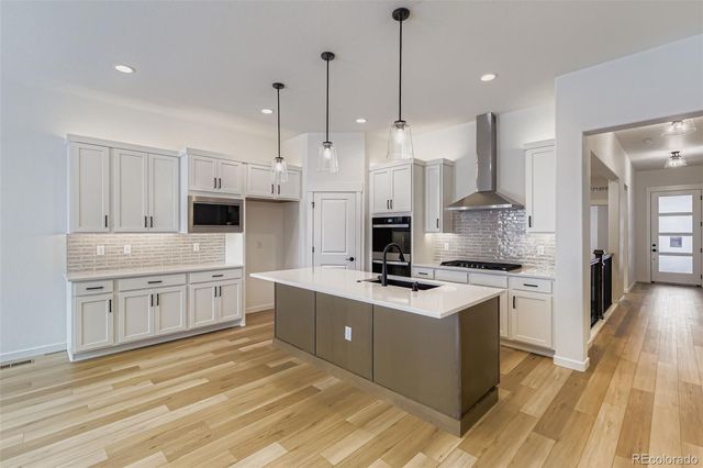 8905 S Riviera Way, Aurora, CO 80016