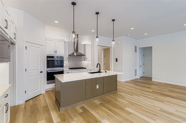 8905 S Riviera Way, Aurora, CO 80016