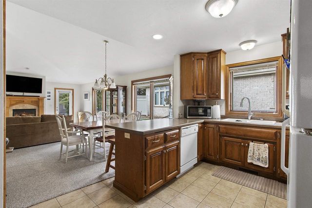 4027 PONCE DE LEON BOULEVARD, Hobart, WI 54155