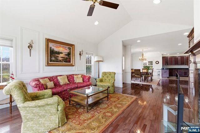 19 Rockhall Court, Hamburg, NJ 07419