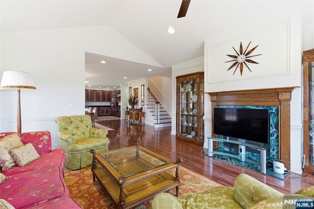 19 Rockhall Court, Hamburg, NJ 07419