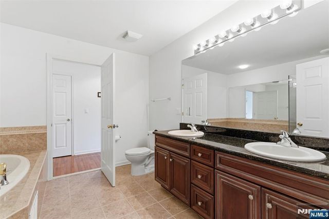 19 Rockhall Court, Hamburg, NJ 07419