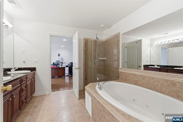19 Rockhall Court, Hamburg, NJ 07419