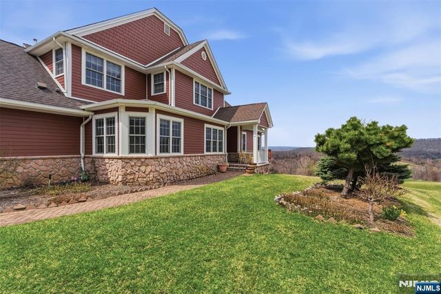 19 Rockhall Court, Hamburg, NJ 07419