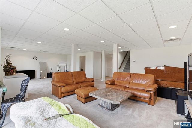 19 Rockhall Court, Hamburg, NJ 07419