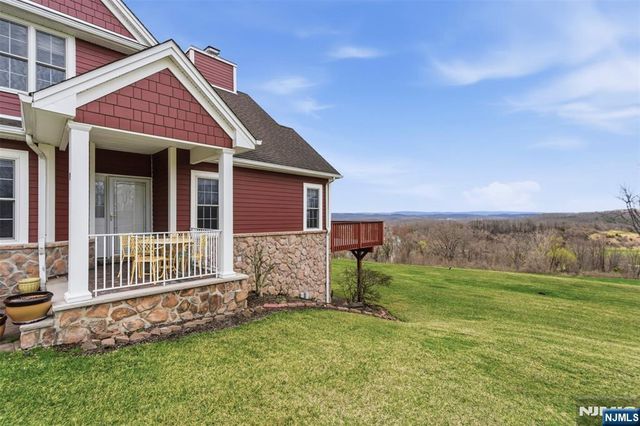 19 Rockhall Court, Hamburg, NJ 07419