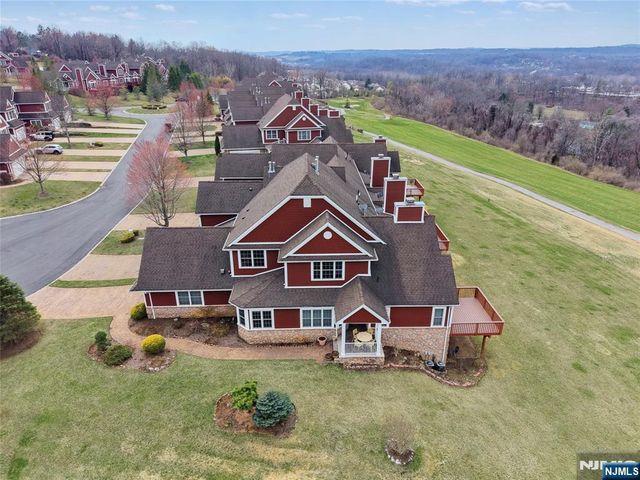 19 Rockhall Court, Hamburg, NJ 07419