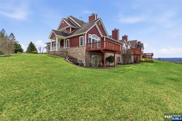 19 Rockhall Court, Hamburg, NJ 07419