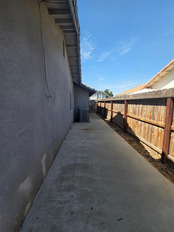 Image 16 of property listing at 1199 Hawthorn Street, Hanford, CA 93230