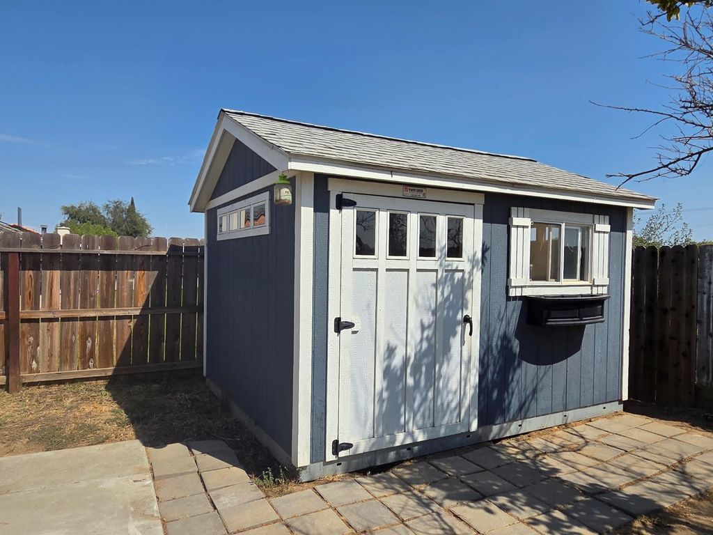 Image 18 of property listing at 1199 Hawthorn Street, Hanford, CA 93230