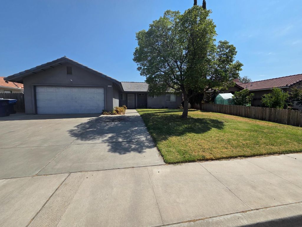 Image 2 of property listing at 1199 Hawthorn Street, Hanford, CA 93230