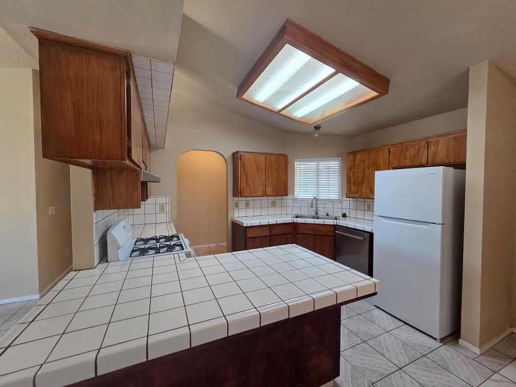 Image 7 of property listing at 1199 Hawthorn Street, Hanford, CA 93230