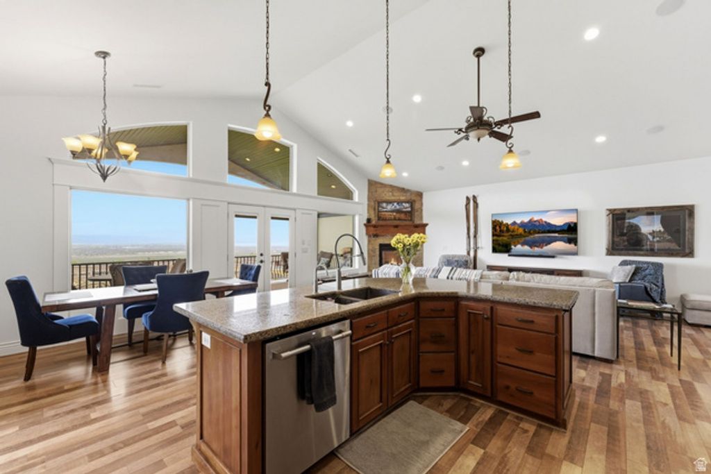 Image 17 of property listing at 1102 N SUMMIT VIEW DR, Saratoga Springs, UT 84045