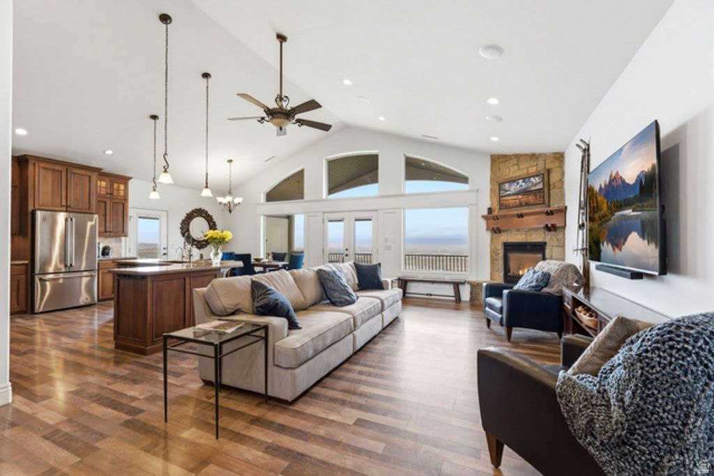 Image 8 of property listing at 1102 N SUMMIT VIEW DR, Saratoga Springs, UT 84045