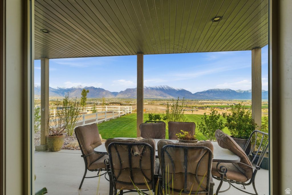 Image 10 of property listing at 1102 N SUMMIT VIEW DR, Saratoga Springs, UT 84045