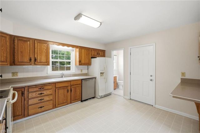 2425 Inlynnview RD, Virginia Beach, VA 23454