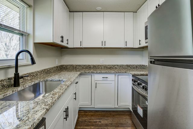 1704 Jackson Terrace, Johnson City, TN 37604