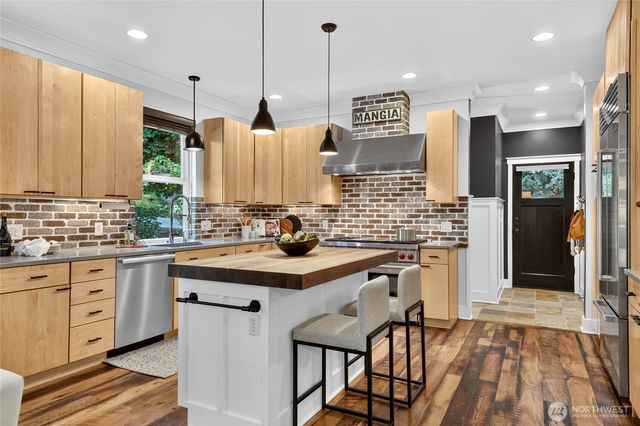4500 SW Hemlock Way, Seattle, WA 98136