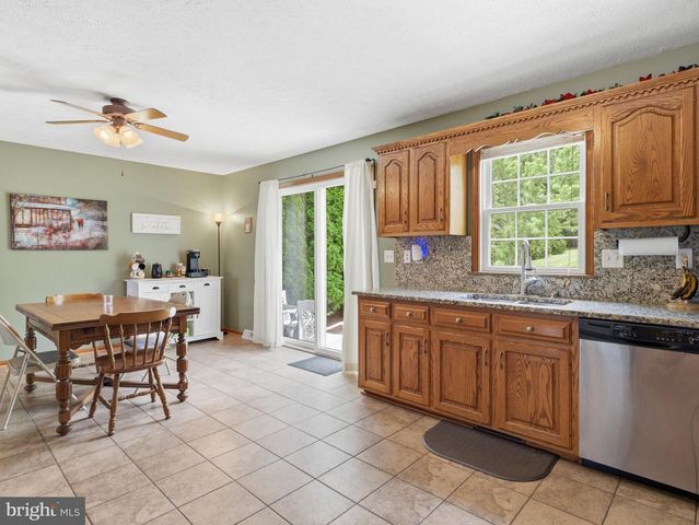 1553 VAUGHN DRIVE, Chambersburg, PA 17202