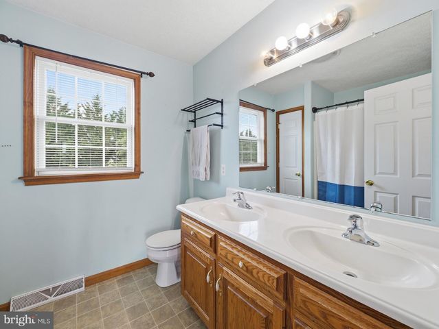 1553 VAUGHN DRIVE, Chambersburg, PA 17202
