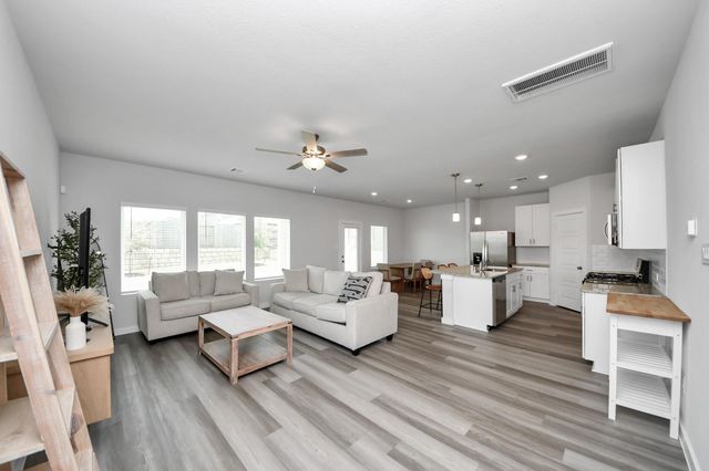 1929 Oregon White Oak Drive, Conroe, TX 77304