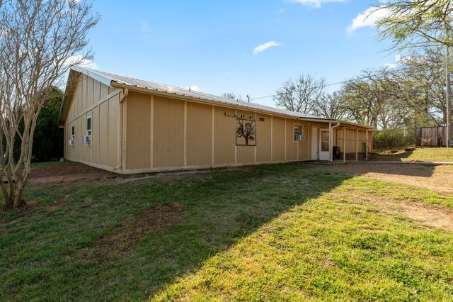 124 Arrowhead, Comanche, TX 76442