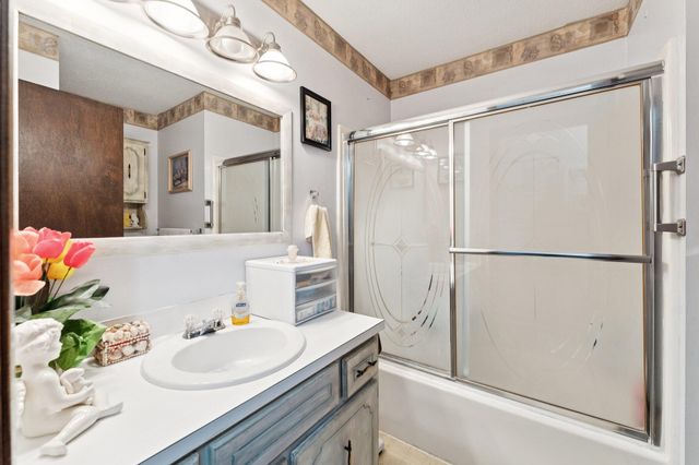 2122 AVE G, Council Bluffs, IA 51501