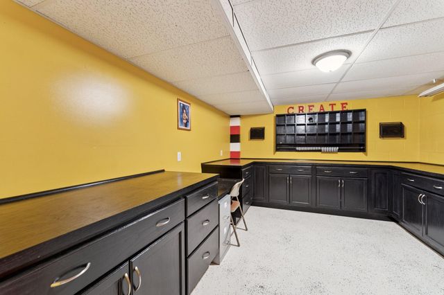 2122 AVE G, Council Bluffs, IA 51501