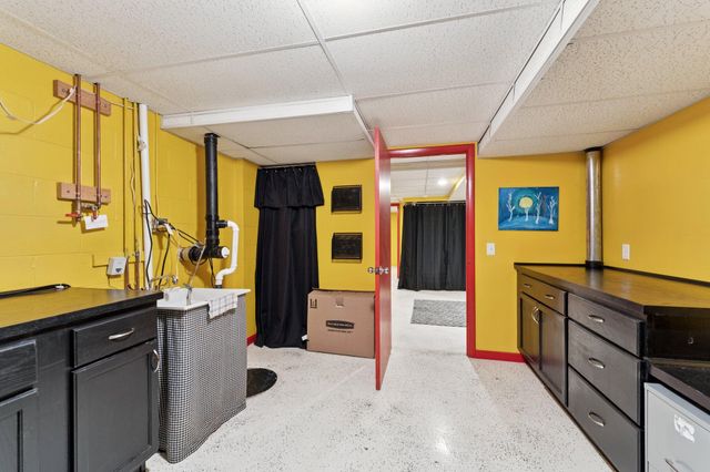 2122 AVE G, Council Bluffs, IA 51501