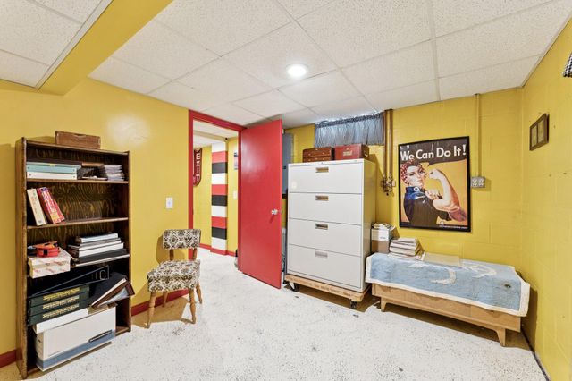 2122 AVE G, Council Bluffs, IA 51501