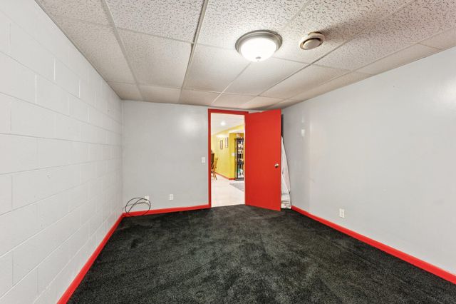 2122 AVE G, Council Bluffs, IA 51501