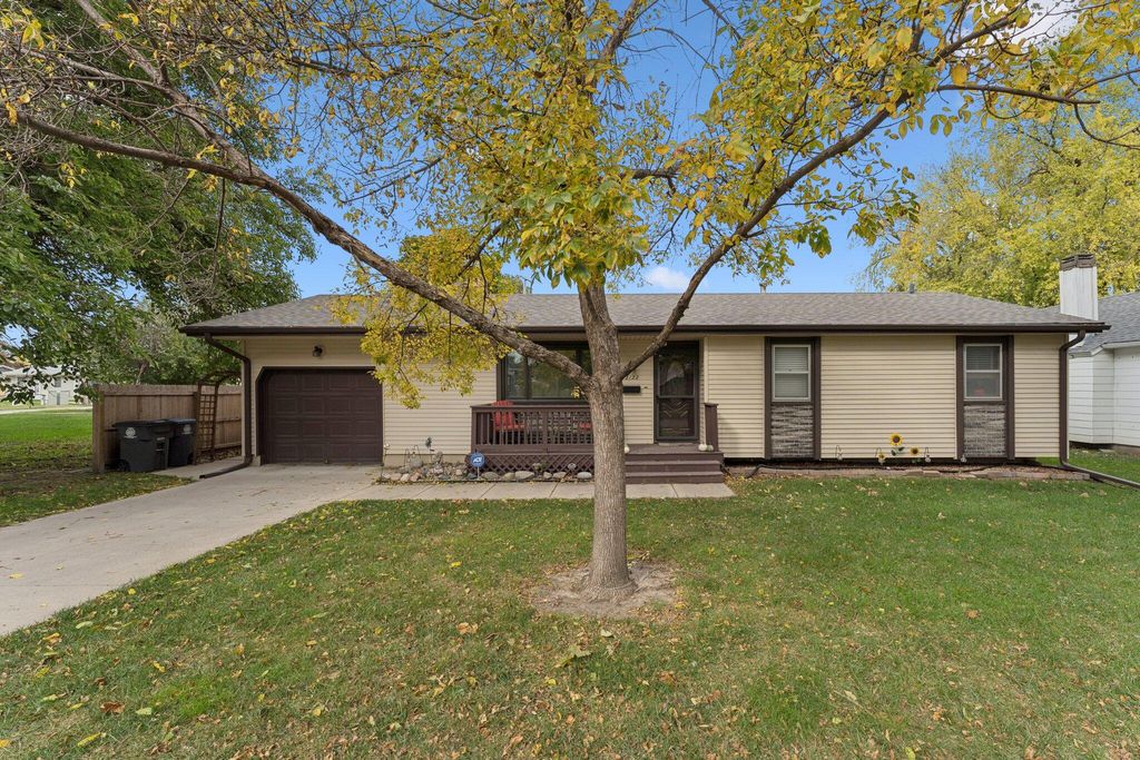 2122 AVE G, Council Bluffs, IA 51501