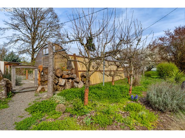 111 HOLEMAN Ave, Eugene, OR 97404