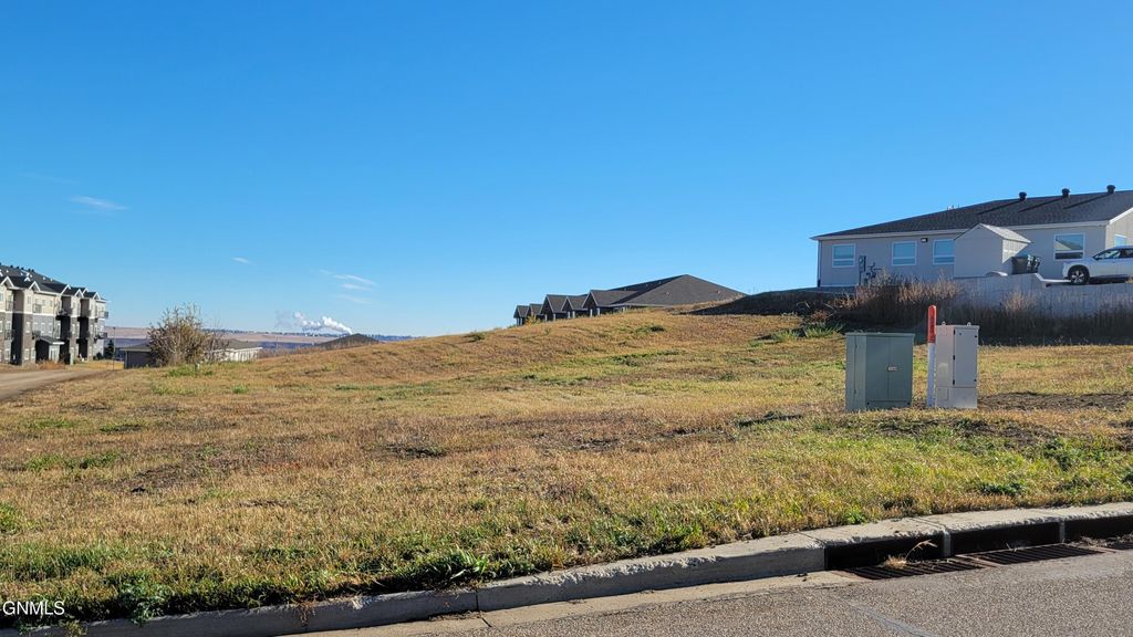 2928 Jude Lane NW, Mandan, ND 58554 photo 2