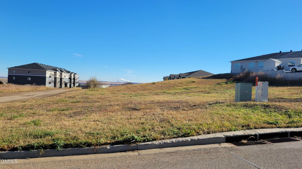 2928 Jude Lane NW, Mandan, ND 58554 photo 3