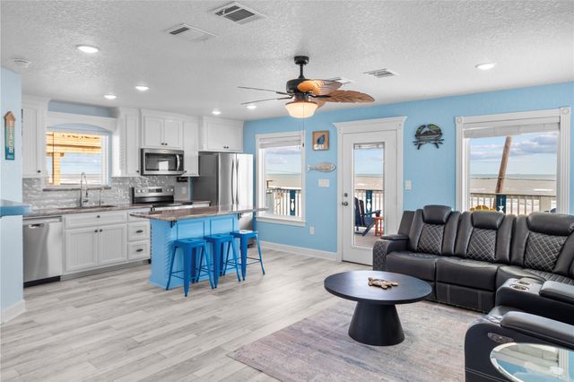 622 Fin Alley, Surfside Beach, TX 77541