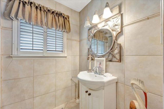 855 Silverpines Road, Houston, TX 77062