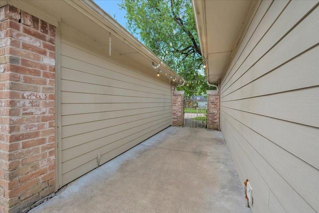 855 Silverpines Road, Houston, TX 77062
