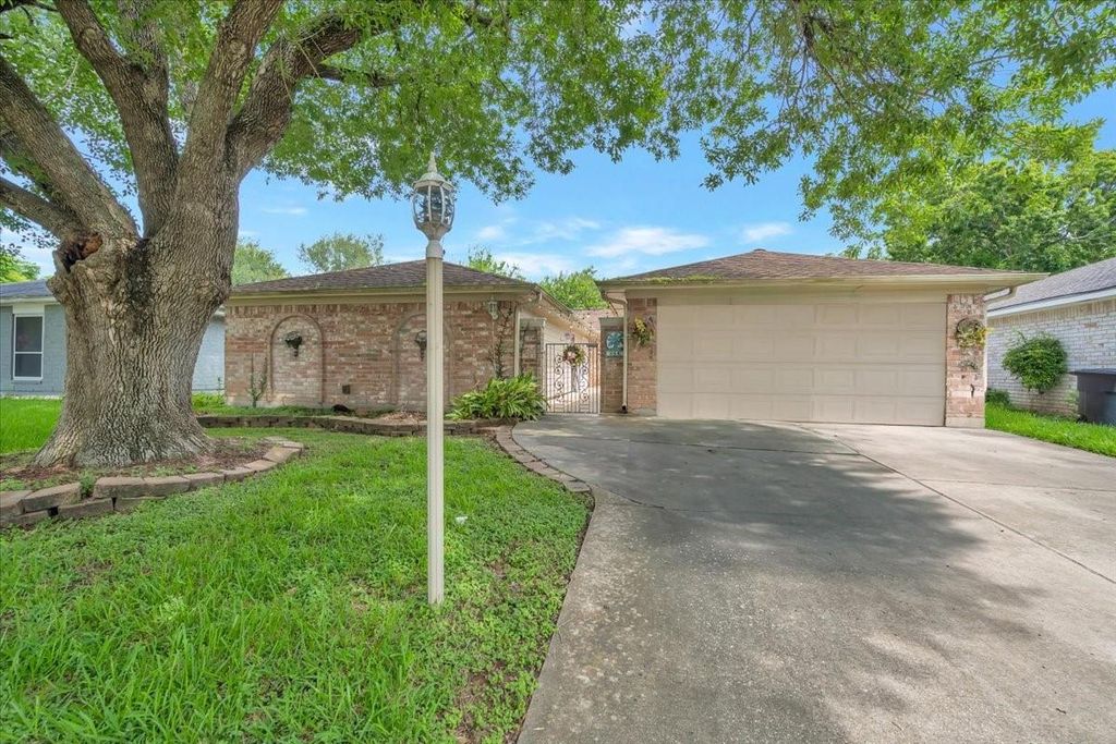 855 Silverpines Road, Houston, TX 77062