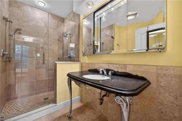 8420 Excalibur CIR R7, Naples, FL 34108