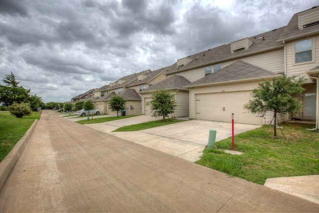 424 Milverton Drive, Fort Worth, TX 76036