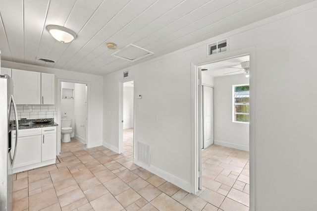 120 Pleasant Place 2, Palm Springs, FL 33461