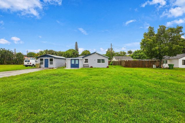120 Pleasant Place 2, Palm Springs, FL 33461